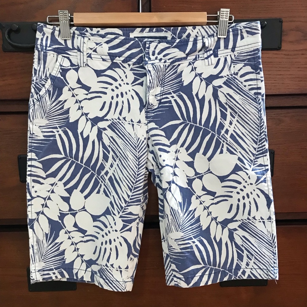 2/$15 Womens Size 5 Blue and White Tropical Style Bermuda Shorts